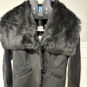 Cropped Soft Faux-Leather Sleeves and Plush Faux-Fur Lining – Size Medium
